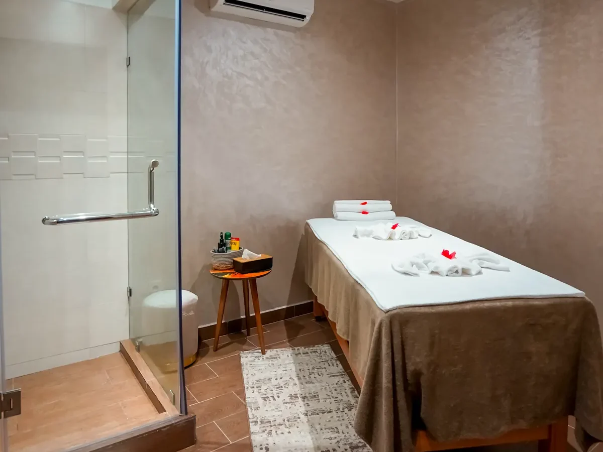Cabine de soin privative avec douche vitrée et table de massage préparée – H2O Spa Casablanca