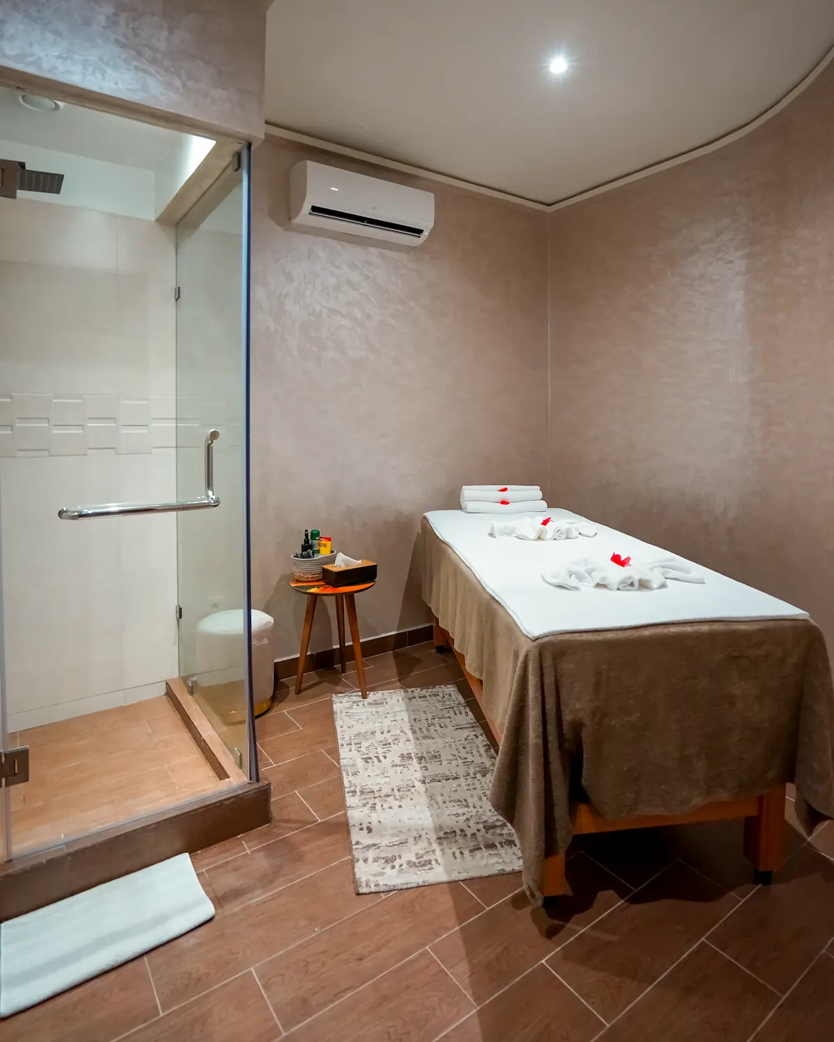 Cabine de soin privative avec douche vitrée et table de massage préparée – H2O Spa Casablanca