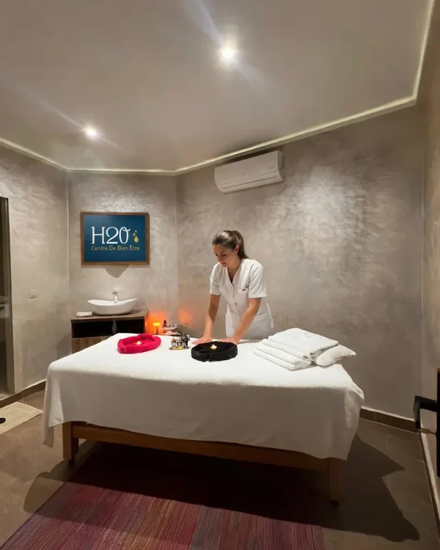 Préparation d’un soin en cabine – H2O Spa Casablanca
